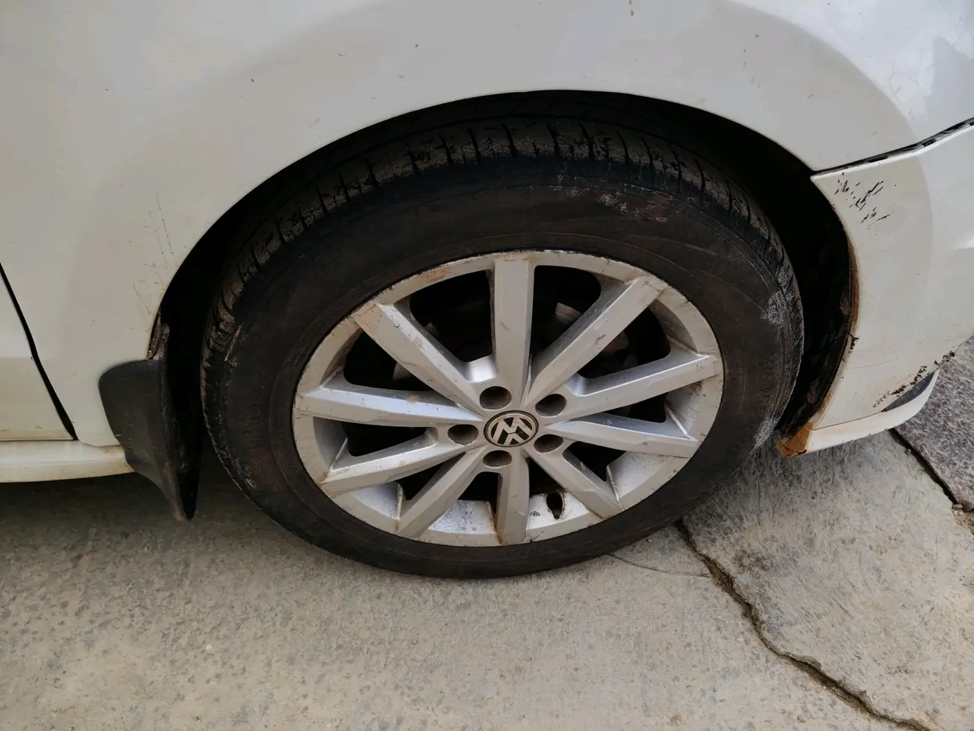 2018 Volkswagen Ameo HIGHLINE1.5L, Diesel, Manual, 1,08,788 km, tyre