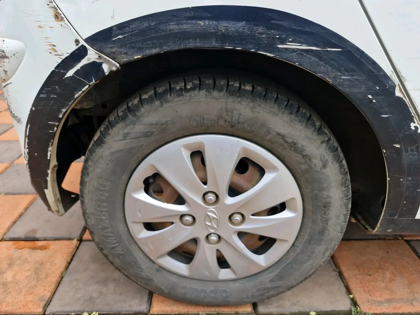 2012 Hyundai i10 SPORTZ 1.2, CNG, Manual, 1,53,329 km, tyre