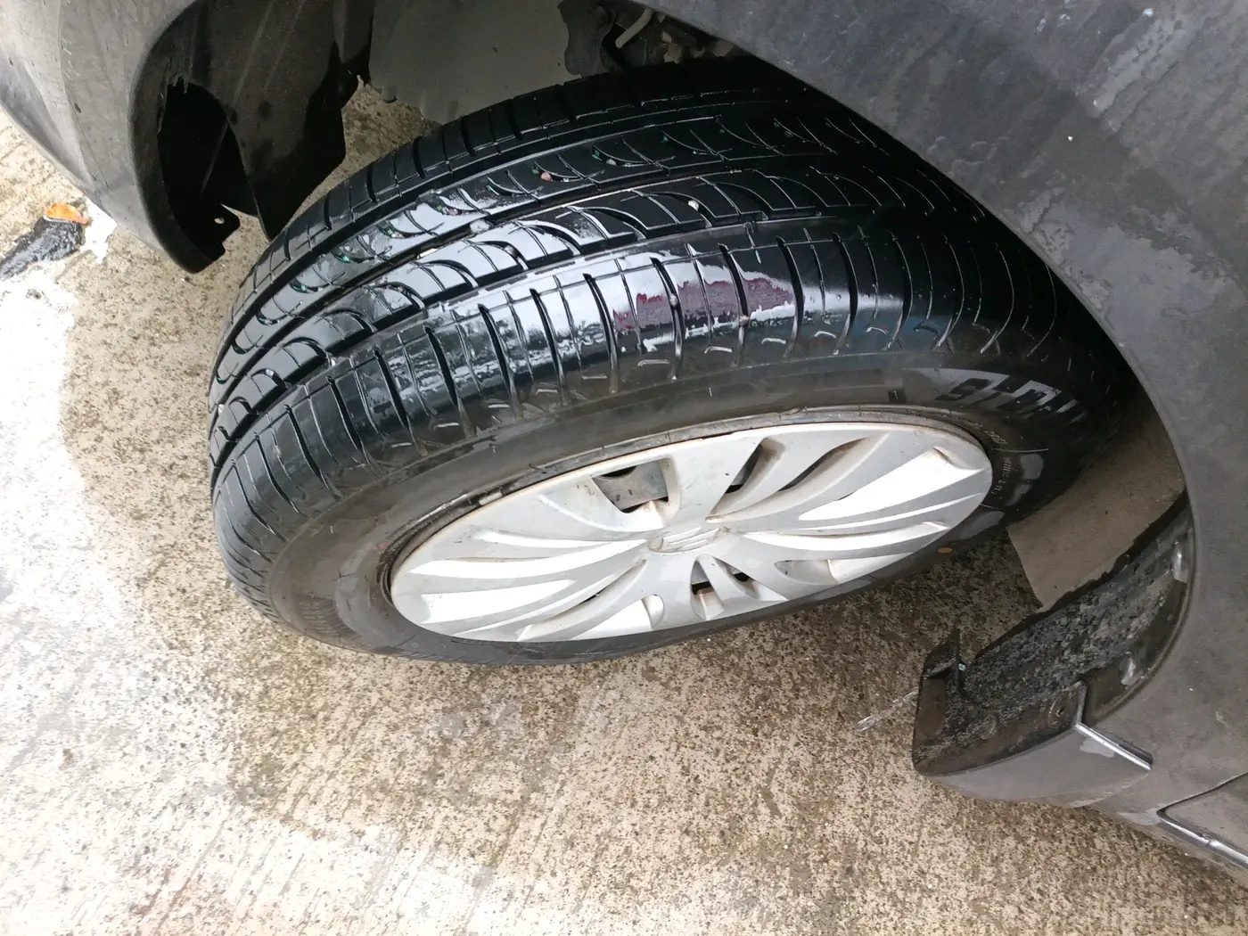 2014 Maruti Ertiga VXI, CNG, Manual, 50,428 km, tyre