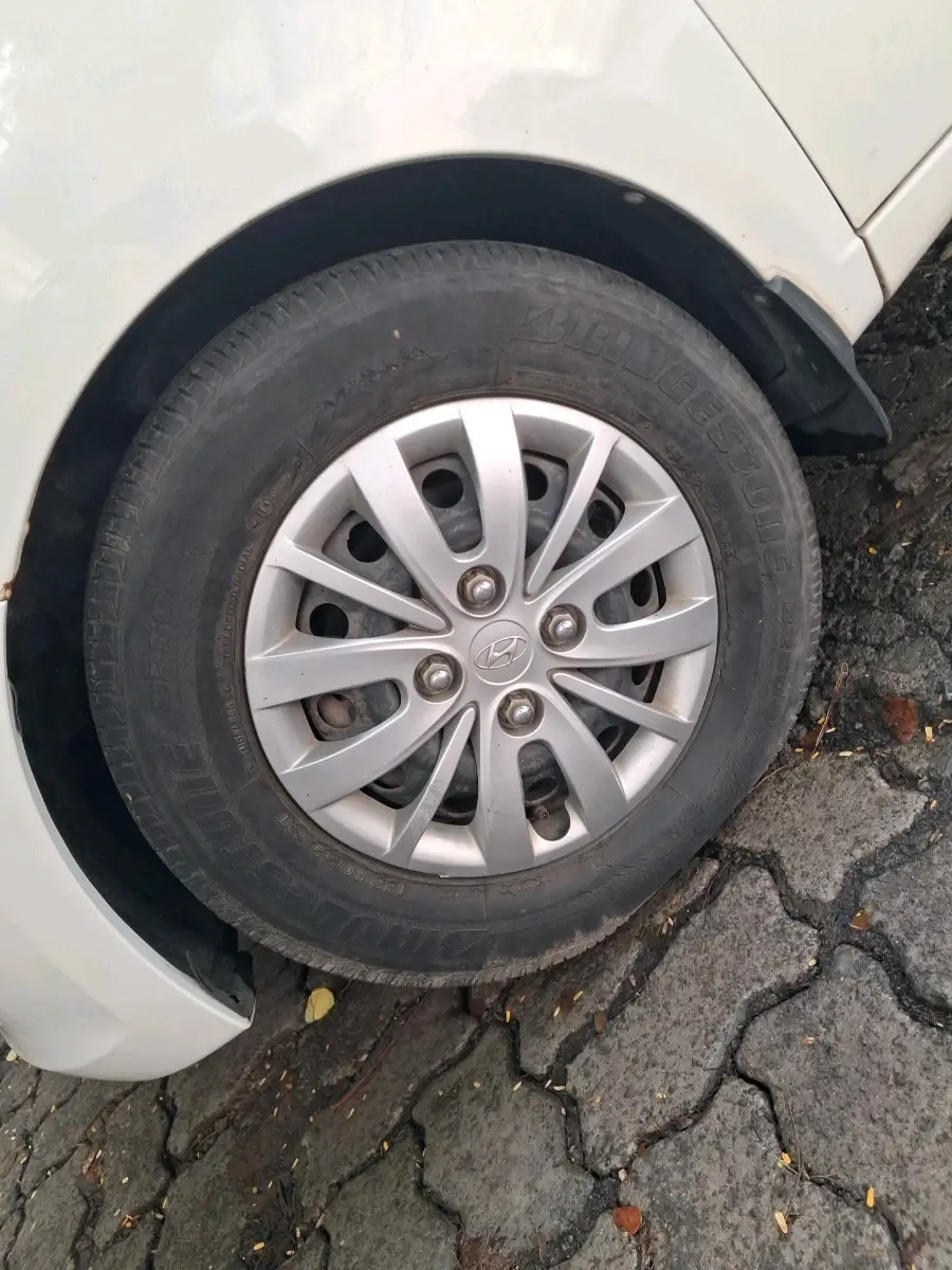 2015 Hyundai i10 SPORTZ 1.1, Petrol, Manual, 18,808 km, tyre