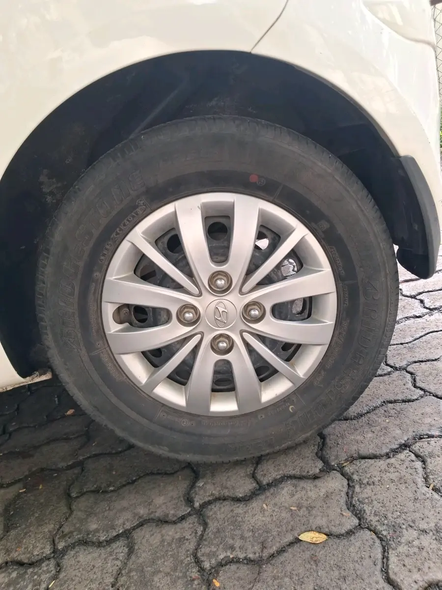 2015 Hyundai i10 SPORTZ 1.1, Petrol, Manual, 18,808 km, tyre