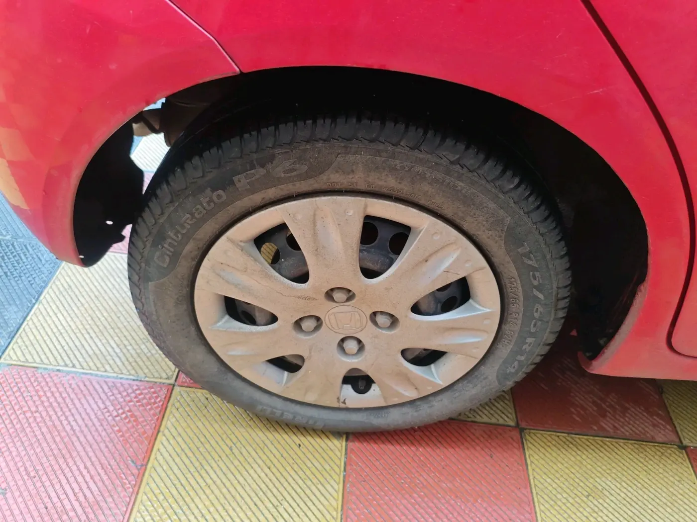 2012 Honda Brio S MT, Petrol, Manual, 1,15,678 km, tyre