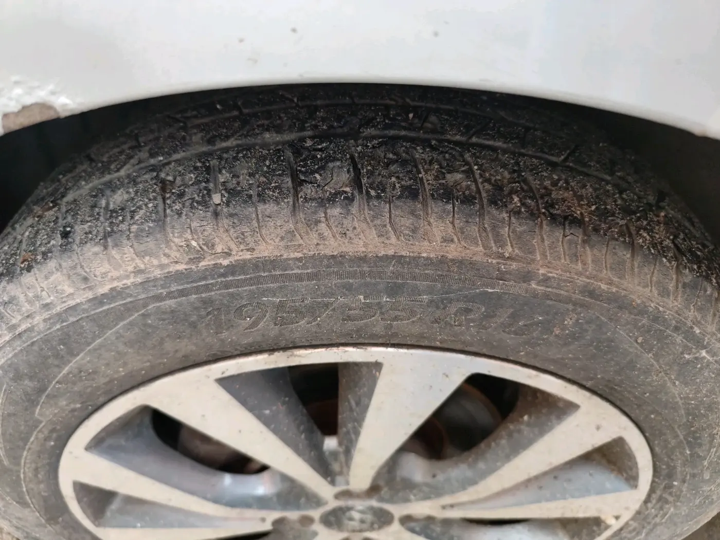 2013 Hyundai Verna FLUIDIC 1.6 VTVT, CNG, Manual, 75,327 km, tyre