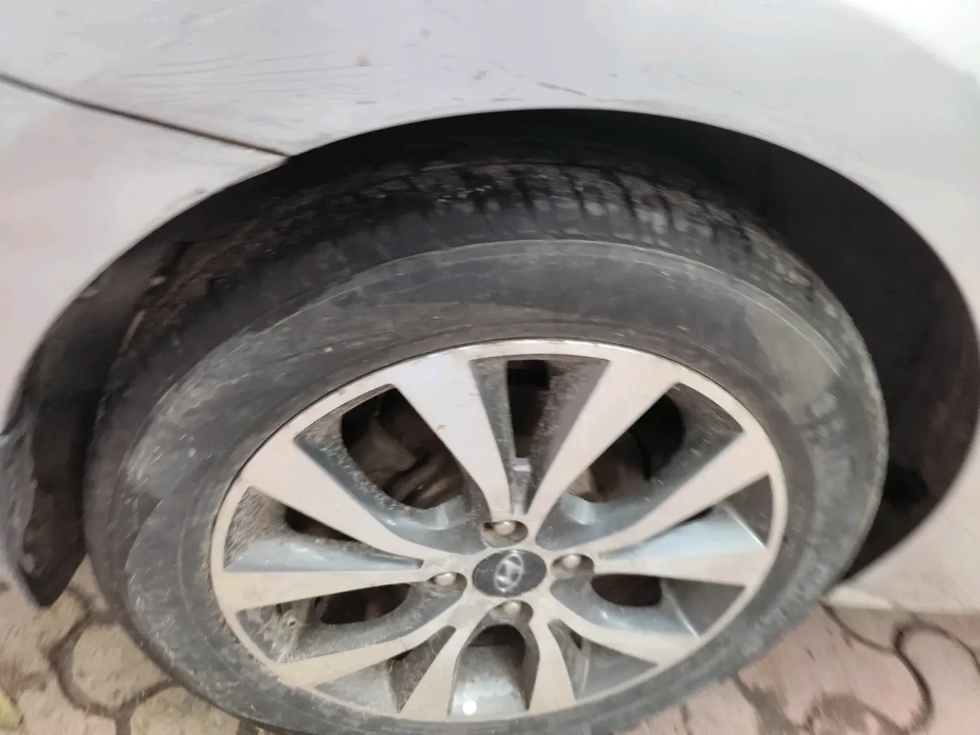 2013 Hyundai Verna FLUIDIC 1.6 VTVT, CNG, Manual, 75,327 km, tyre