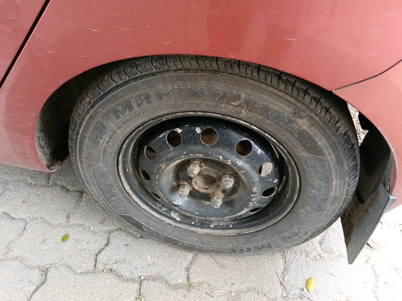 2011 Hyundai i10 ERA 1.1, Petrol, Manual, 1,34,692 km, tyre