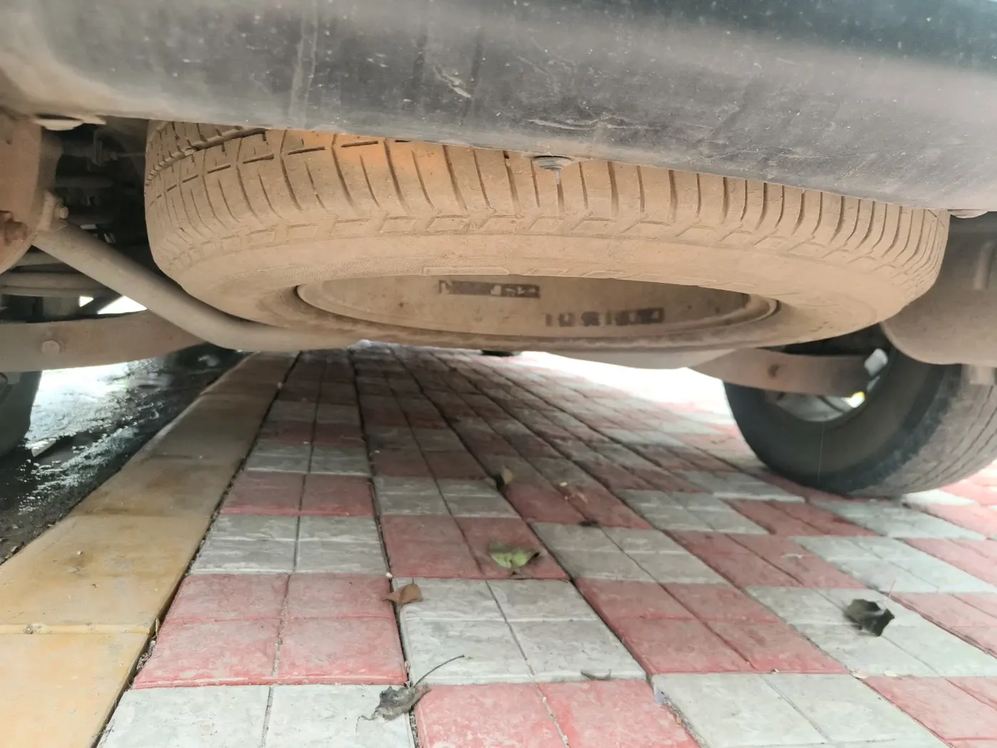 2014 Mahindra XUV500 W8, Diesel, Manual, 1,11,062 km, tyre