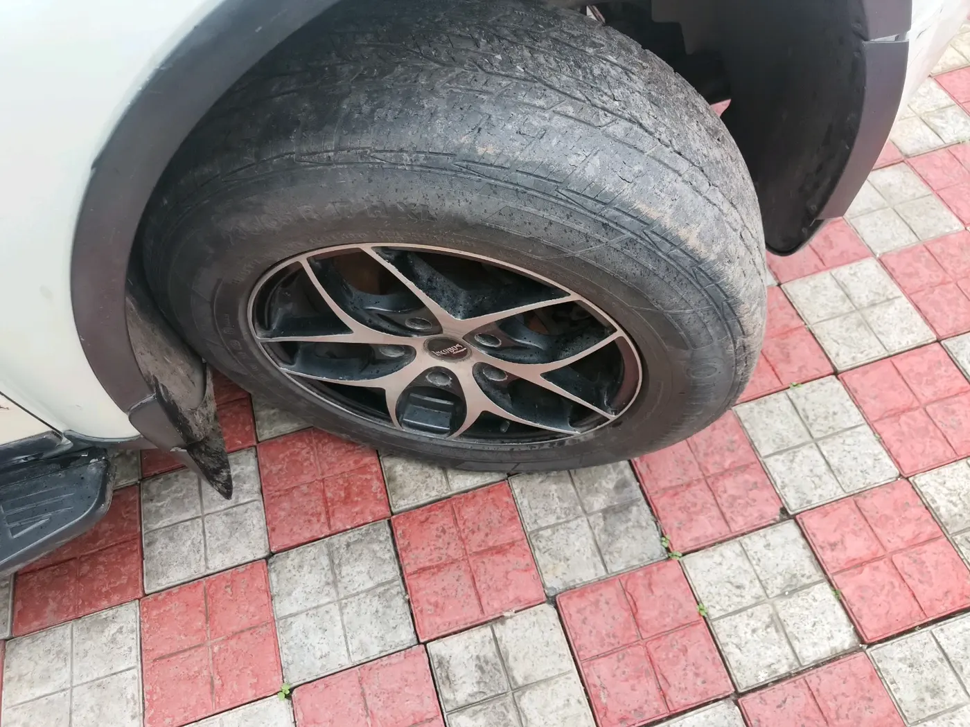 2014 Mahindra XUV500 W8, Diesel, Manual, 1,11,062 km, tyre