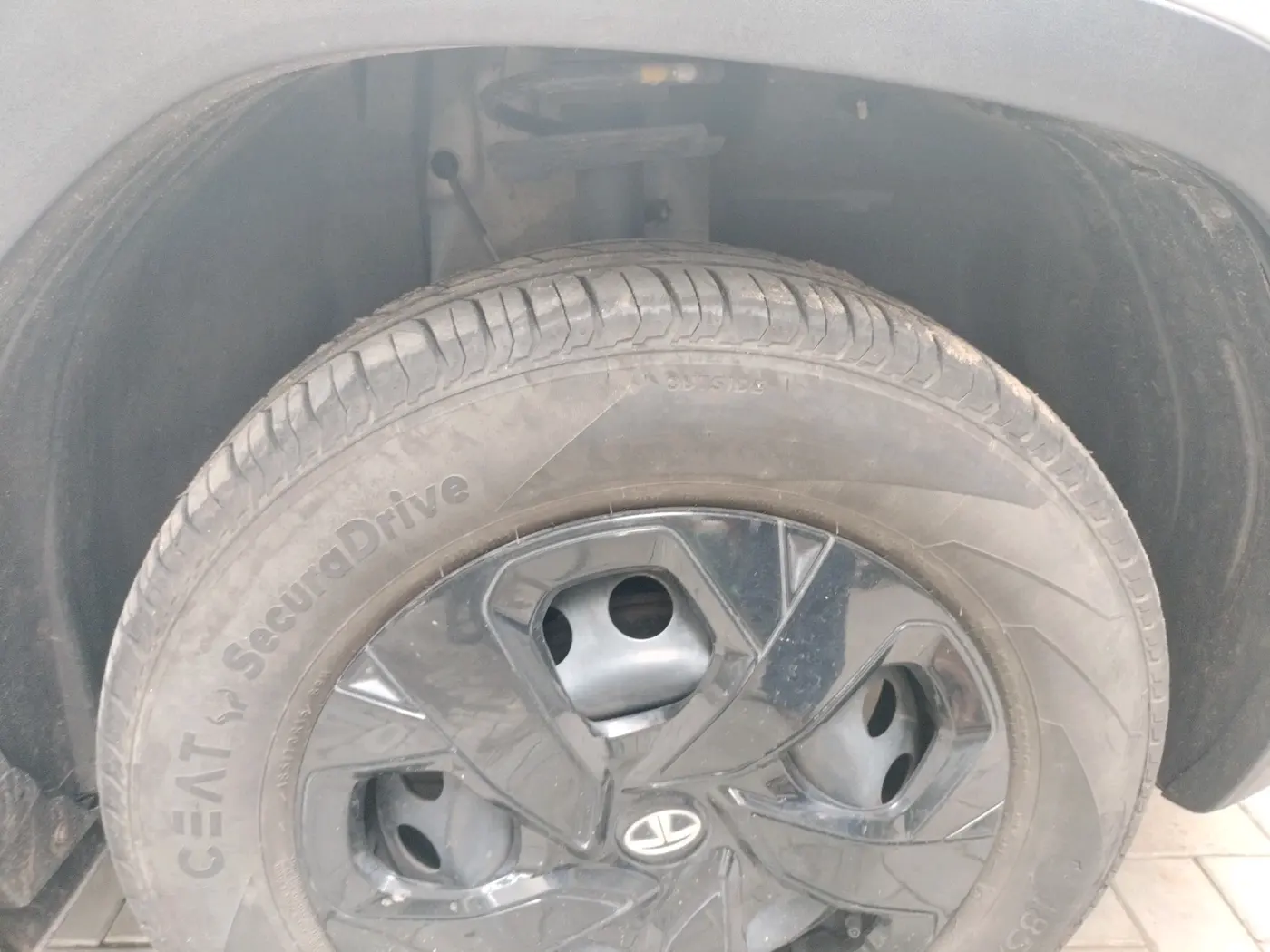 2023 Tata PUNCH ADVENTURE RHYTHM PACK MT, Petrol, Manual, 8,514 km, tyre
