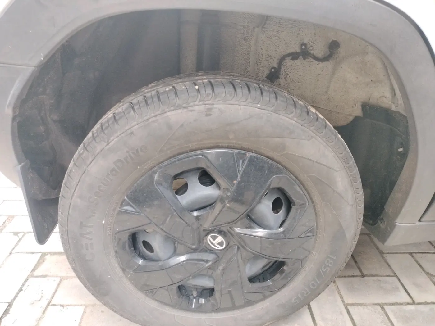 2023 Tata PUNCH ADVENTURE RHYTHM PACK MT, Petrol, Manual, 8,514 km, tyre