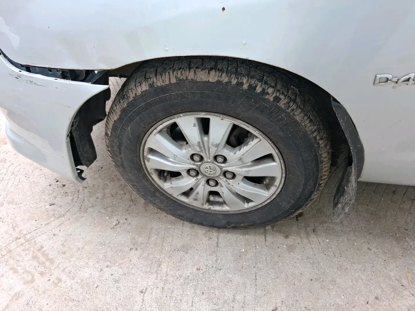 2011 Toyota Innova V 2.5 8 STR, Diesel, Manual, 2,20,450 km, tyre