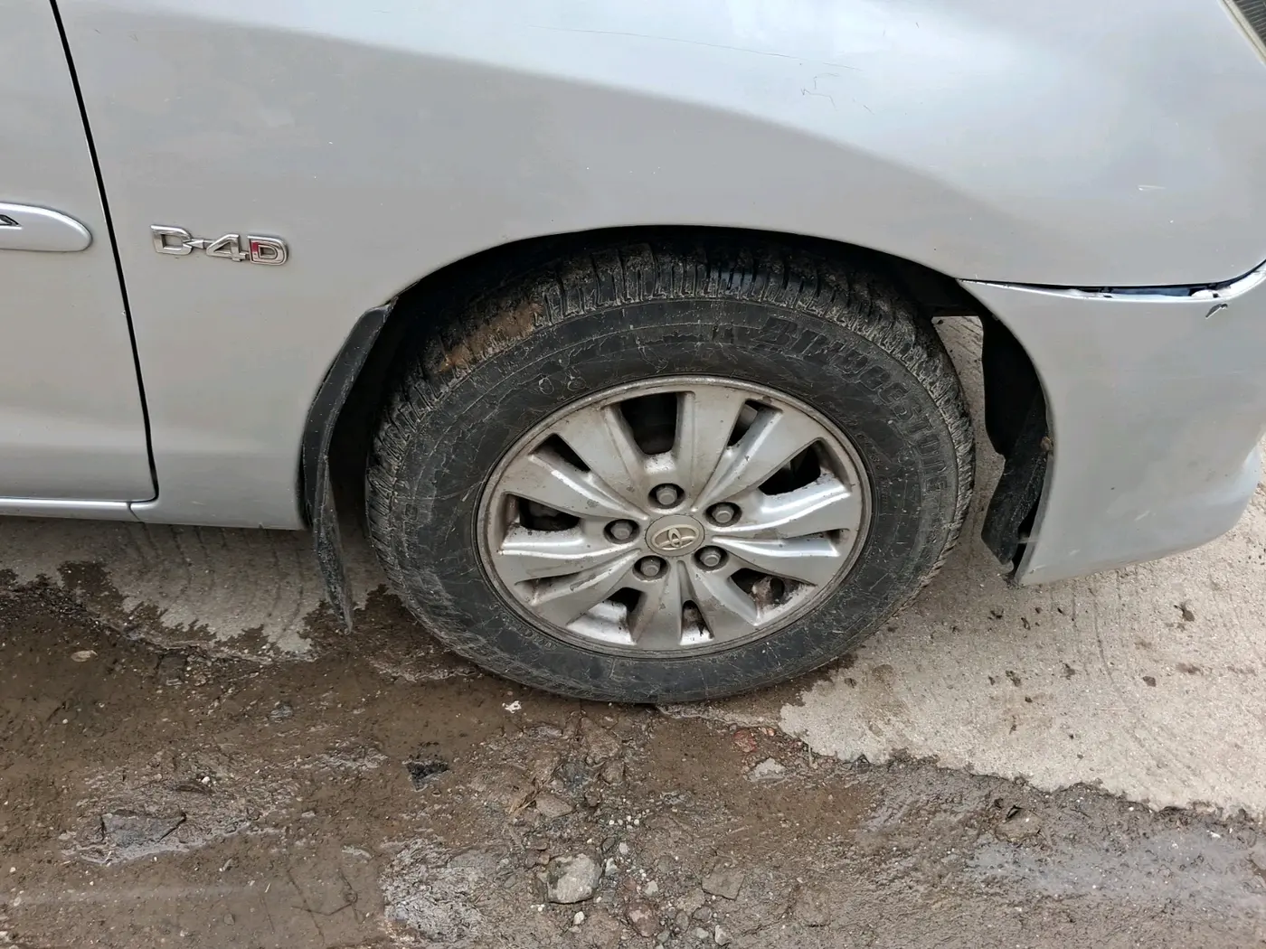 2011 Toyota Innova V 2.5 8 STR, Diesel, Manual, 2,20,450 km, tyre