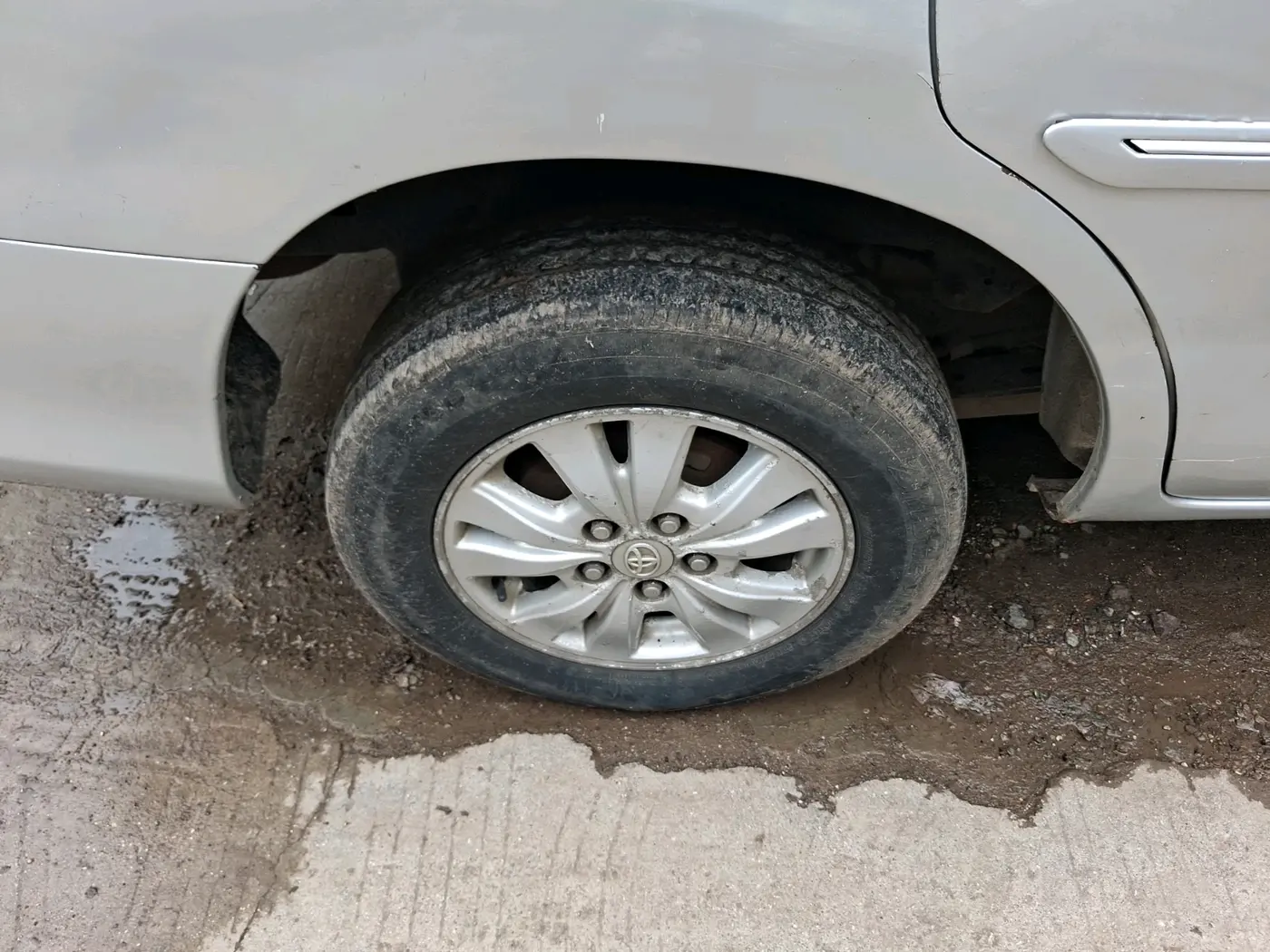 2011 Toyota Innova V 2.5 8 STR, Diesel, Manual, 2,20,450 km, tyre