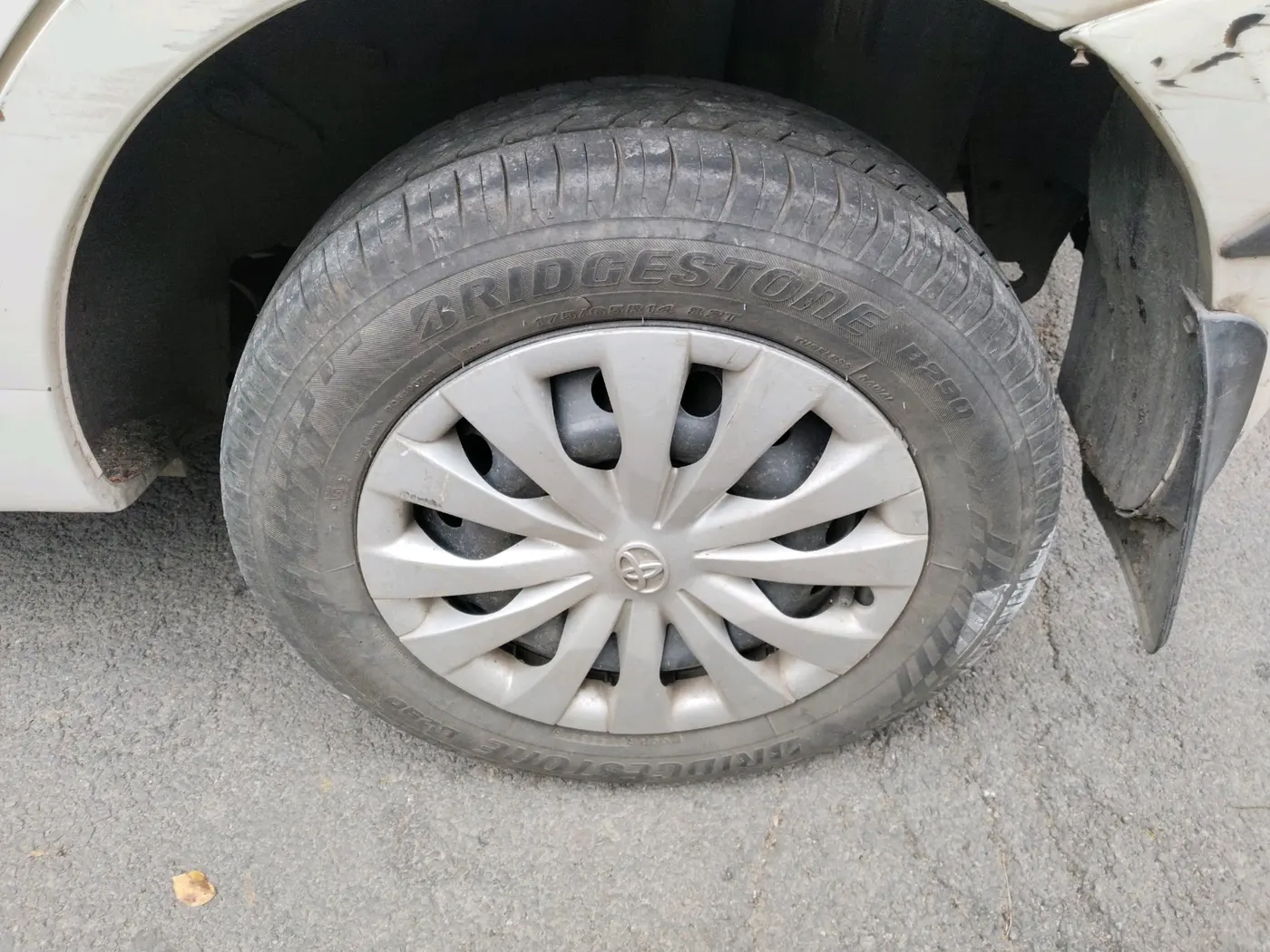 2013 Toyota Etios Liva G, Petrol, Manual, 1,89,140 km, tyre