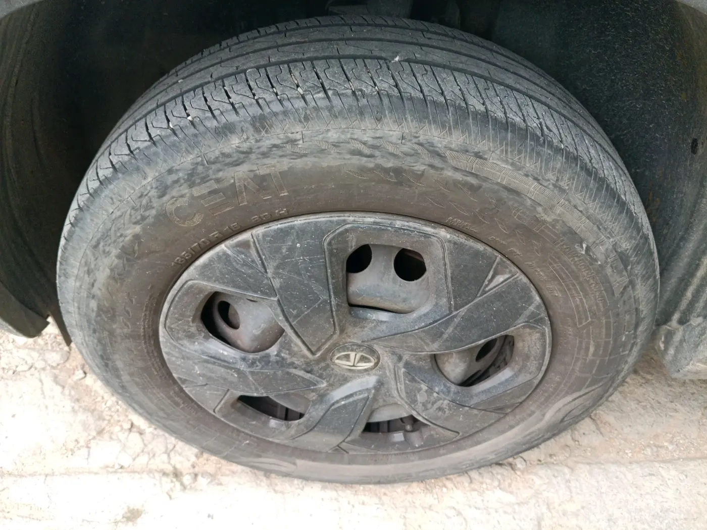2024 Tata PUNCH PURE MT CNG, CNG, Manual, 33,769 km, tyre