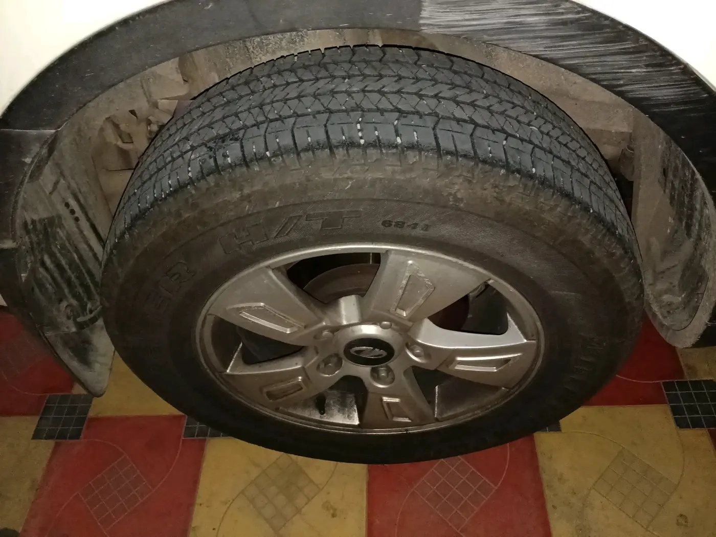 2013 Mahindra XUV500 W8, Diesel, Manual, 1,81,272 km, tyre
