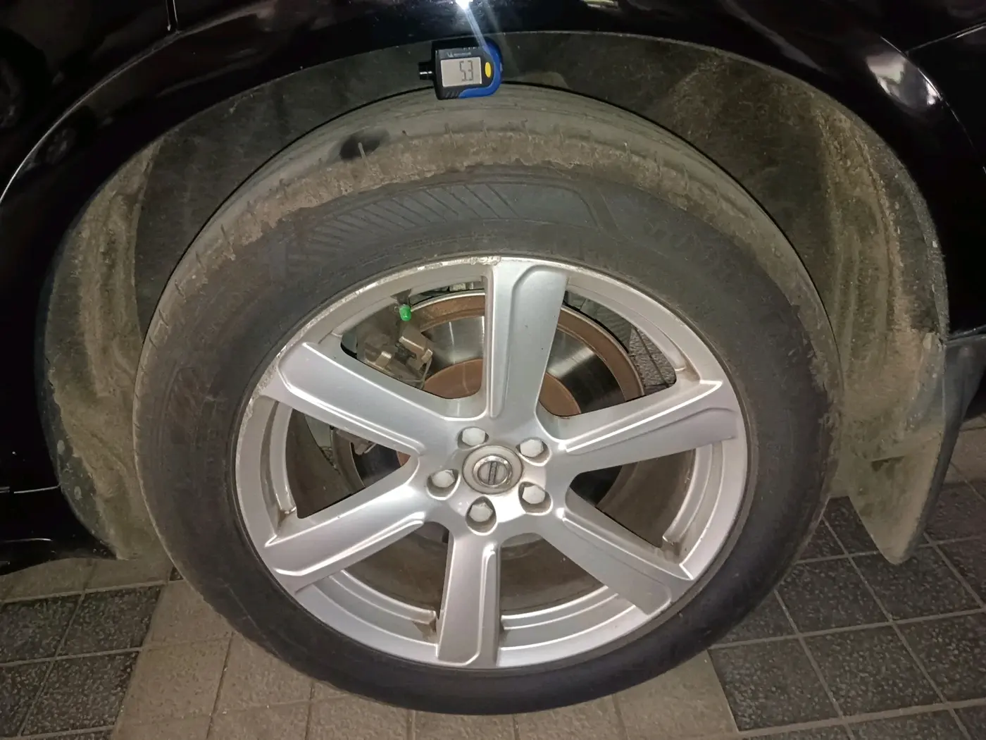 2017 Volvo XC 90 D5 Inscription, Diesel, Automatic, 1,11,837 km, tyre