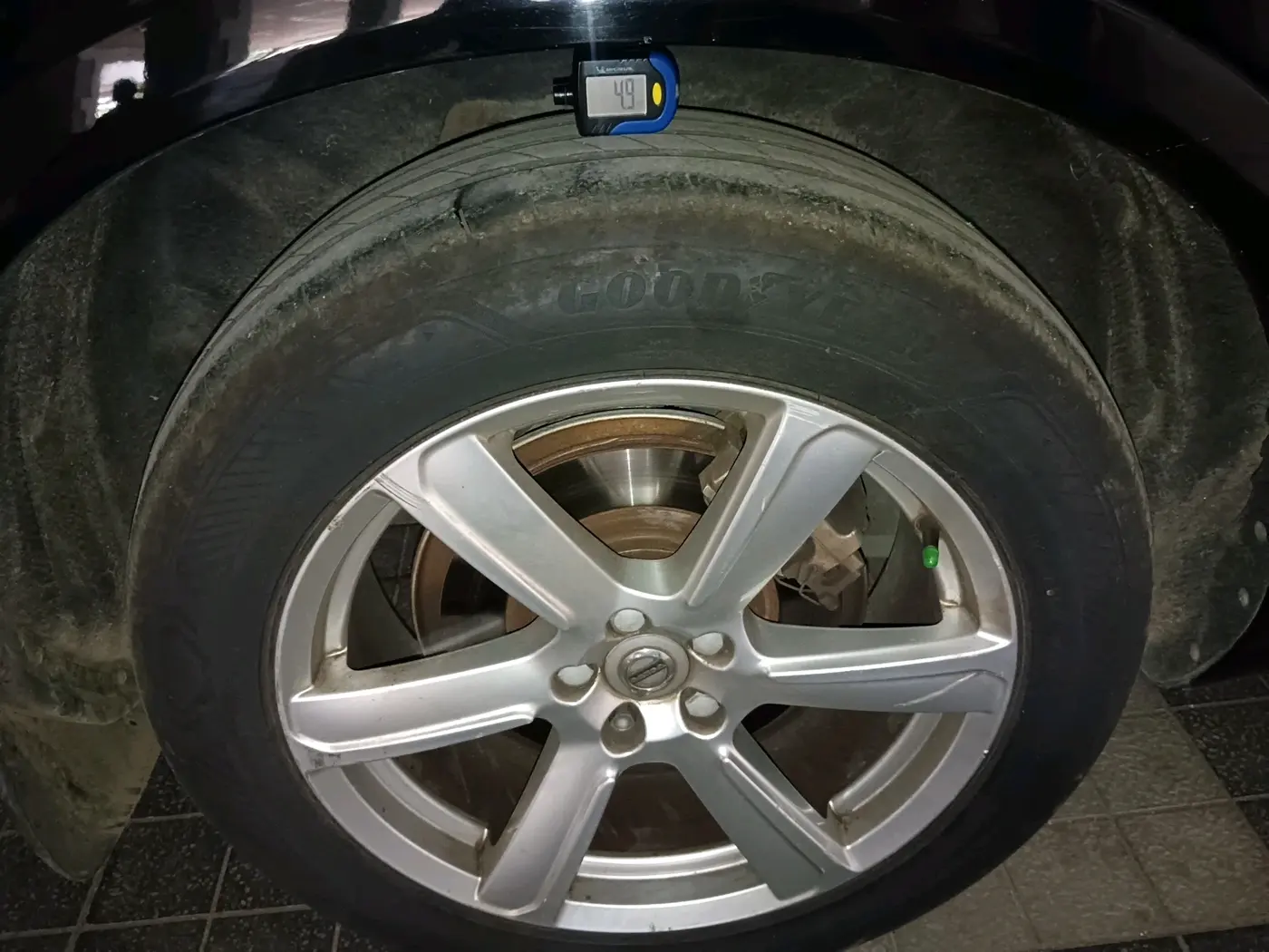 2017 Volvo XC 90 D5 Inscription, Diesel, Automatic, 1,11,837 km, tyre