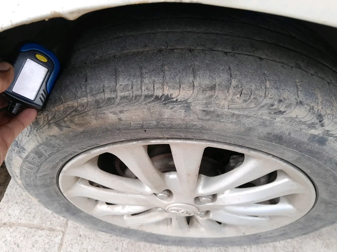 2012 Toyota Etios Liva V, Petrol, Manual, 88,632 km, tyre