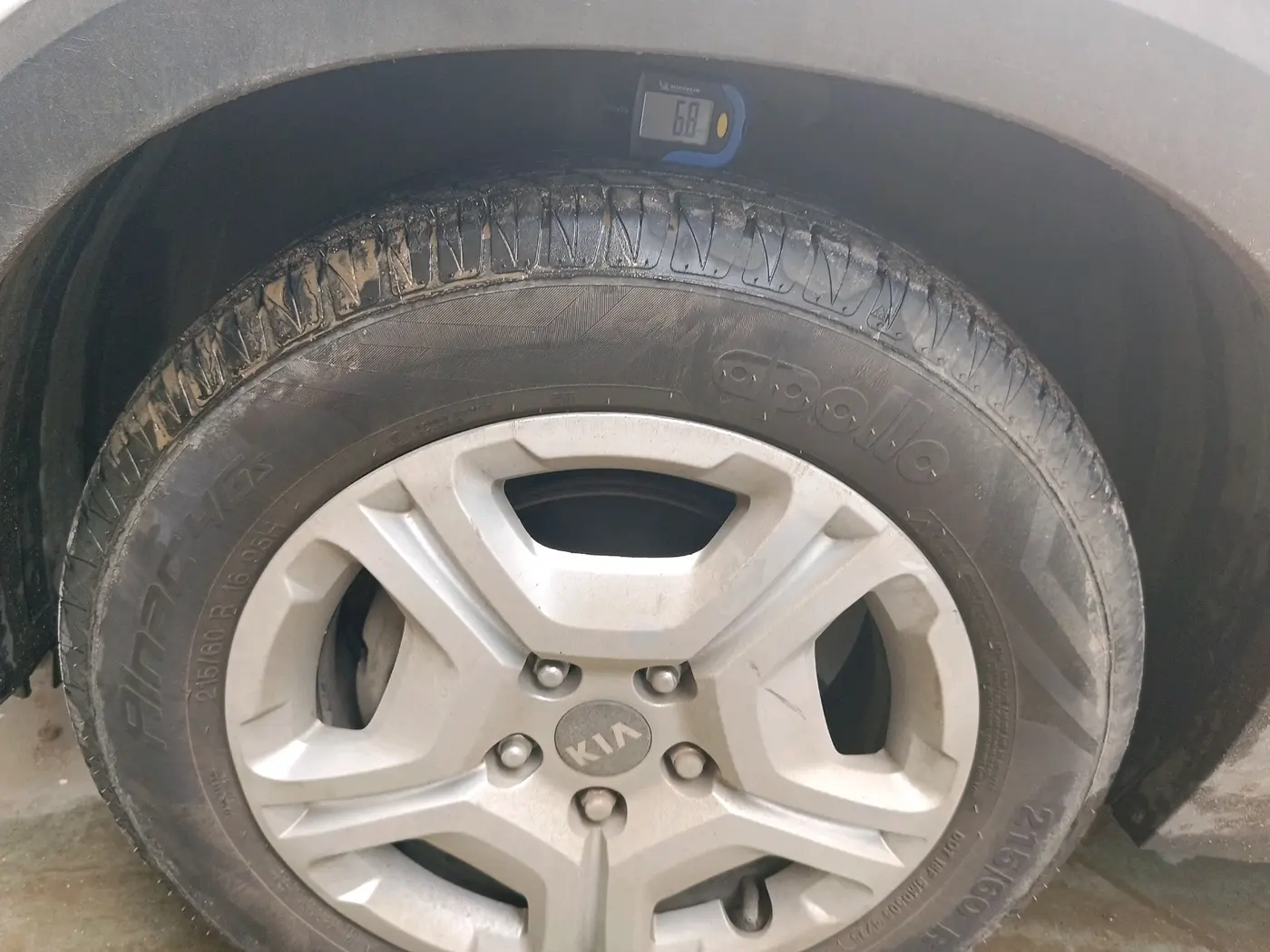 2020 KIA SONET HTK PLUS 1.5 AT, Diesel, Automatic, 1,31,954 km, tyre