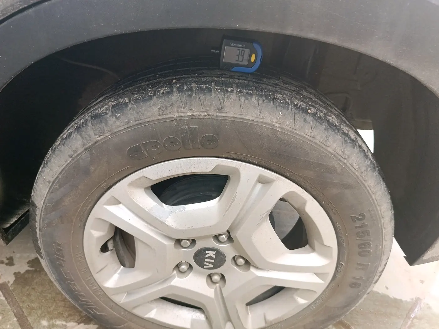 2020 KIA SONET HTK PLUS 1.5 AT, Diesel, Automatic, 1,31,954 km, tyre