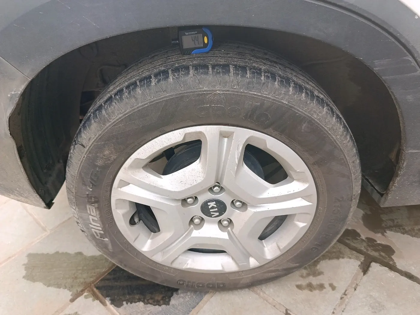 2020 KIA SONET HTK PLUS 1.5 AT, Diesel, Automatic, 1,31,954 km, tyre