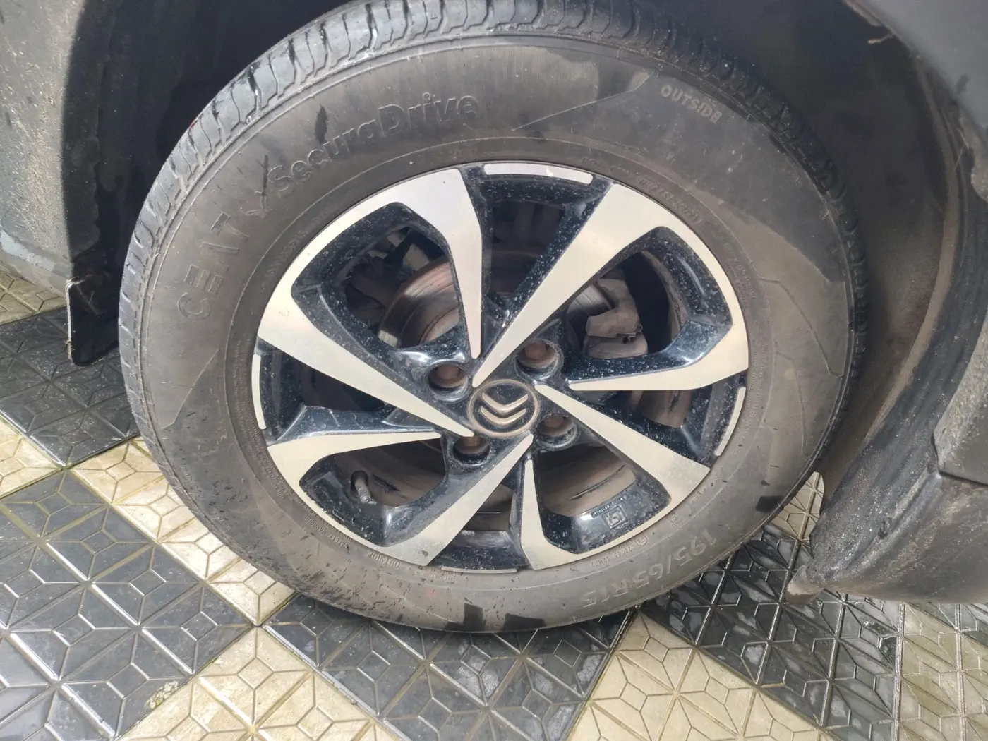 2023 CITROEN C3 SHINE 1.2, Petrol, Manual, 22,049 km, tyre