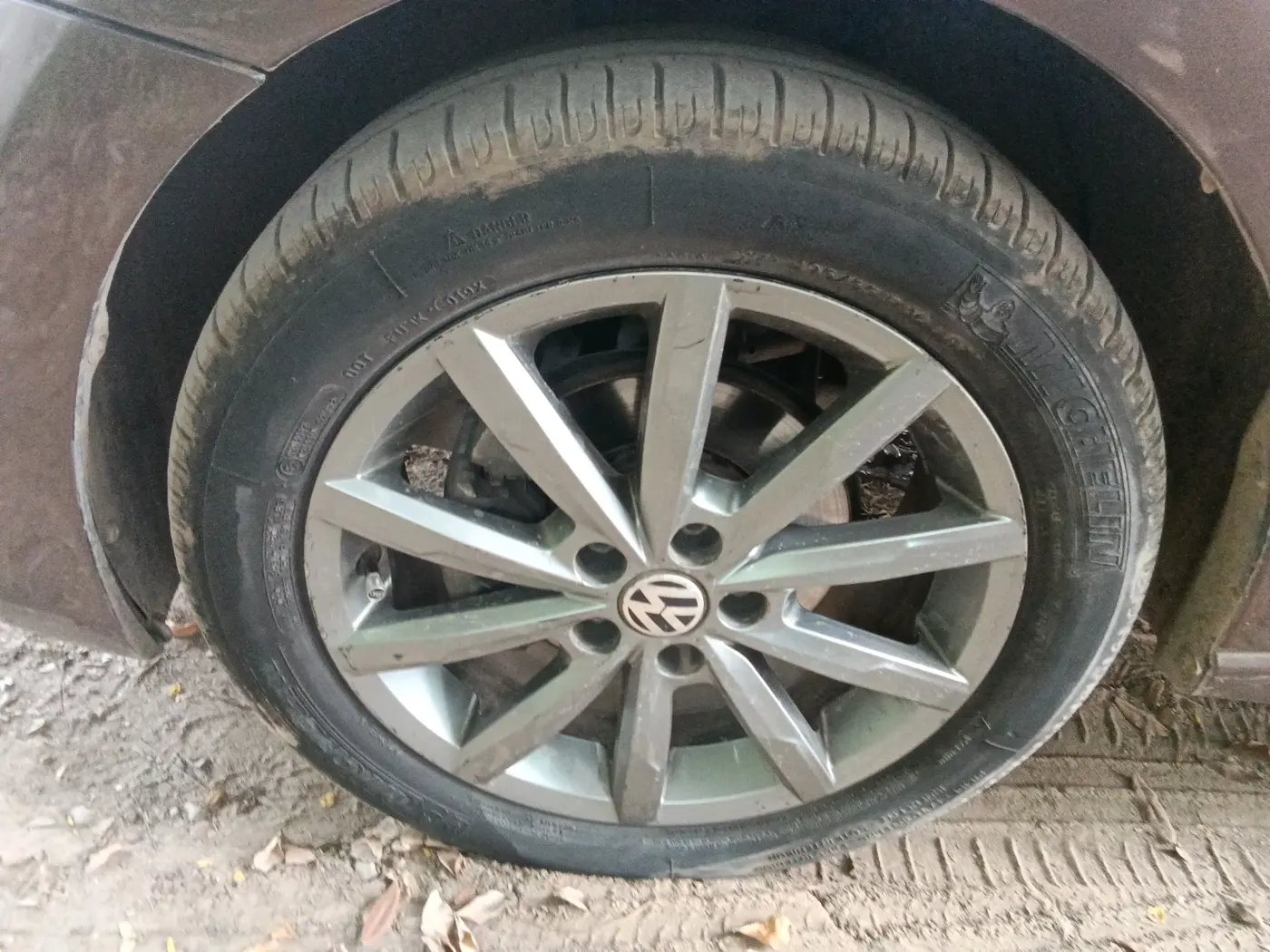2015 Volkswagen Vento HIGHLINE 1.5 AT, Diesel, Automatic, 1,77,171 km, tyre