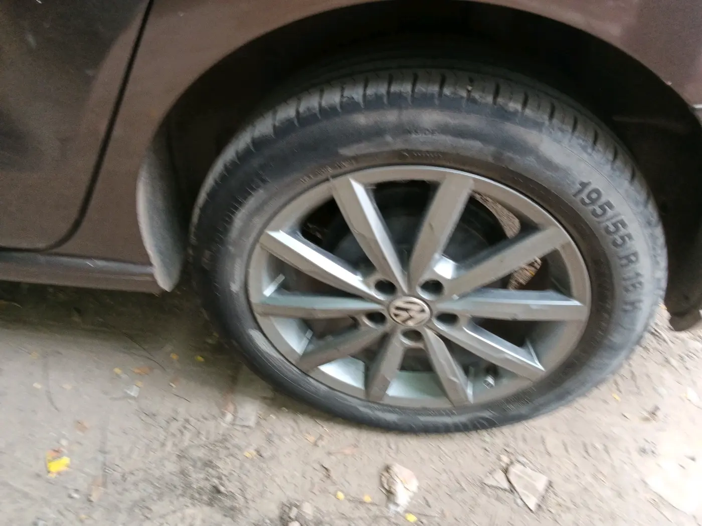 2015 Volkswagen Vento HIGHLINE 1.5 AT, Diesel, Automatic, 1,77,171 km, tyre