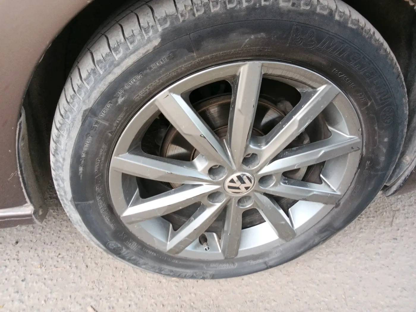 2015 Volkswagen Vento HIGHLINE 1.5 AT, Diesel, Automatic, 1,77,171 km, tyre