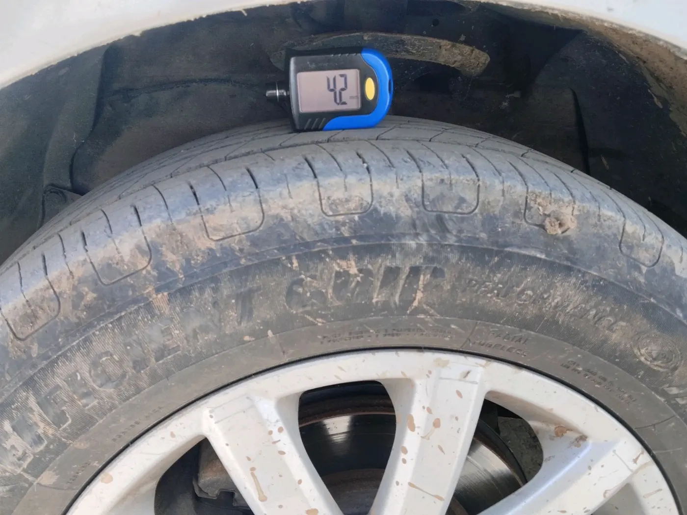 2013 Maruti SX4 ZXI AT, CNG, Automatic, 51,945 km, tyre