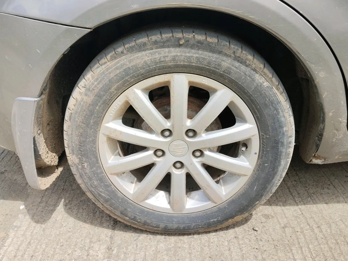 2013 Maruti SX4 ZXI AT, CNG, Automatic, 51,945 km, tyre