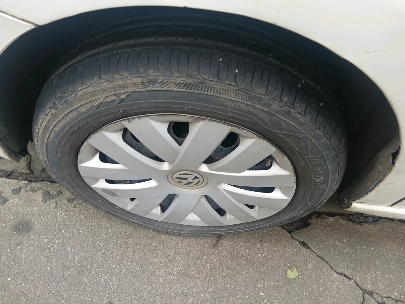 2013 Volkswagen Vento COMFORTLINE 1.6, Petrol, Manual, 1,46,482 km, tyre
