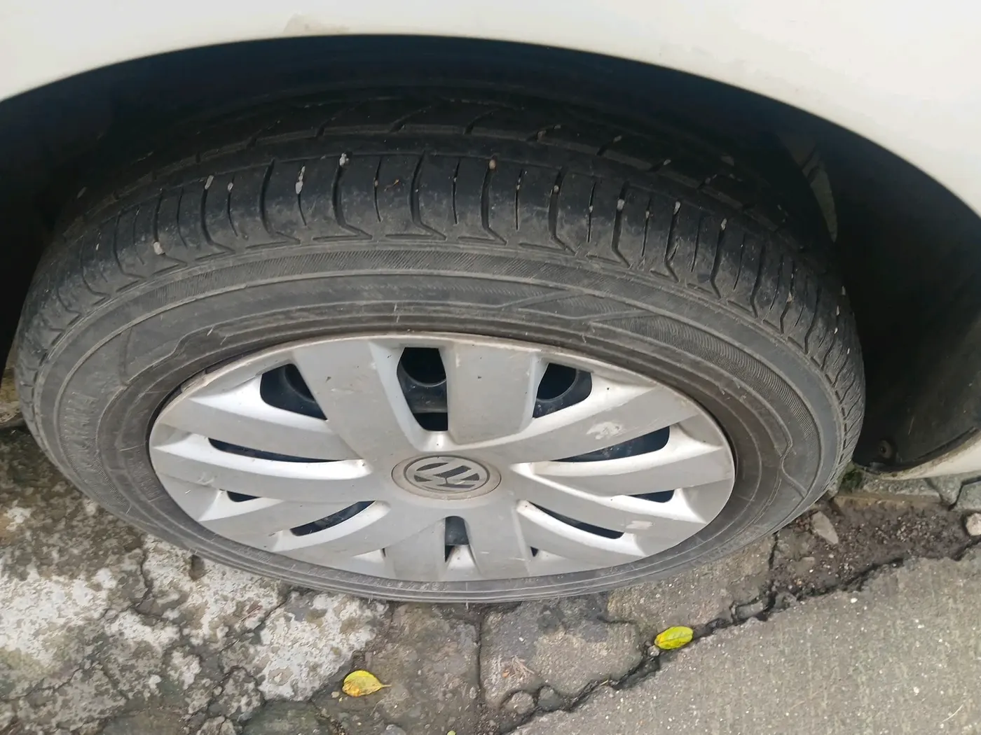 2013 Volkswagen Vento COMFORTLINE 1.6, Petrol, Manual, 1,46,482 km, tyre