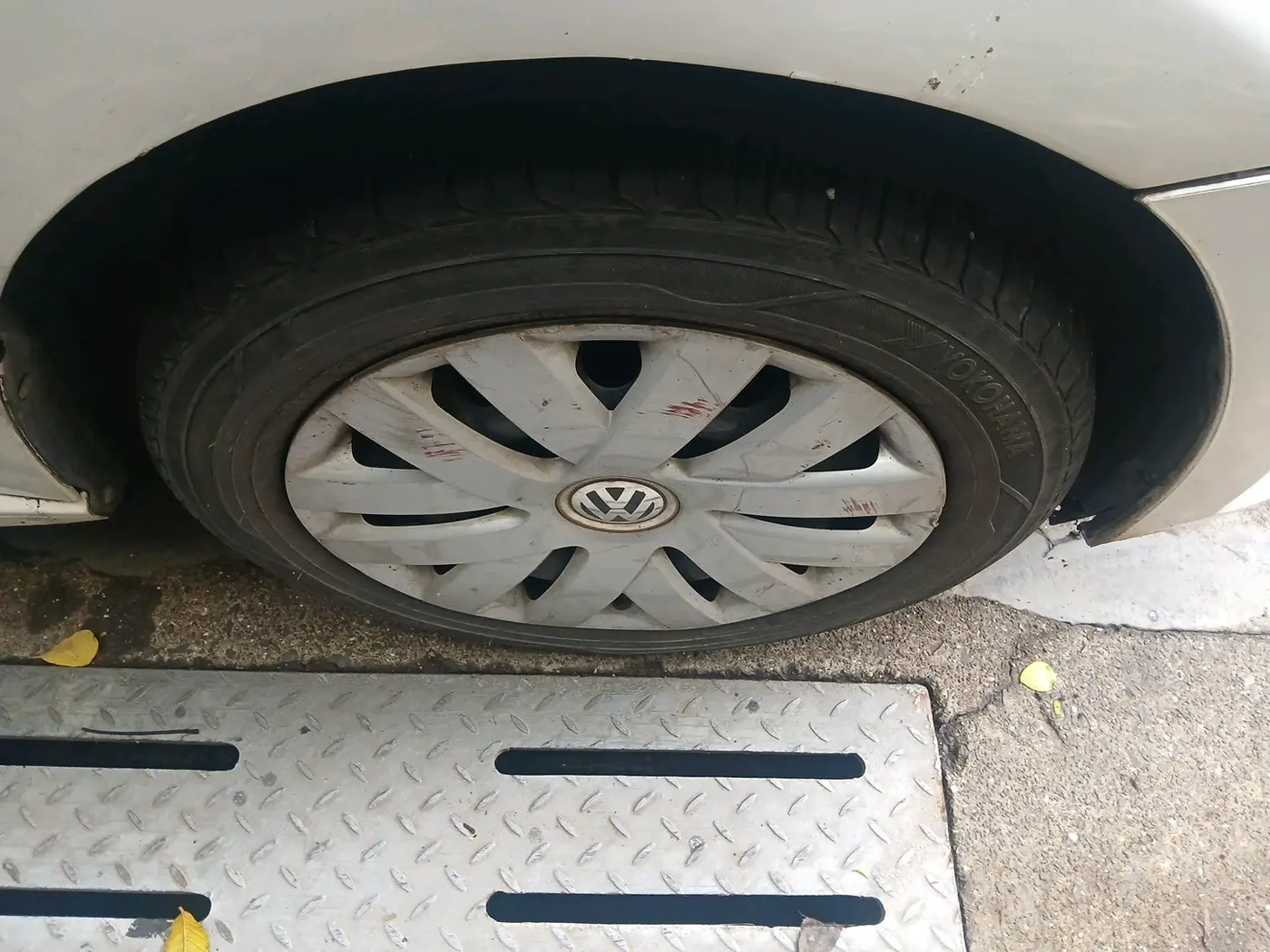 2013 Volkswagen Vento COMFORTLINE 1.6, Petrol, Manual, 1,46,482 km, tyre