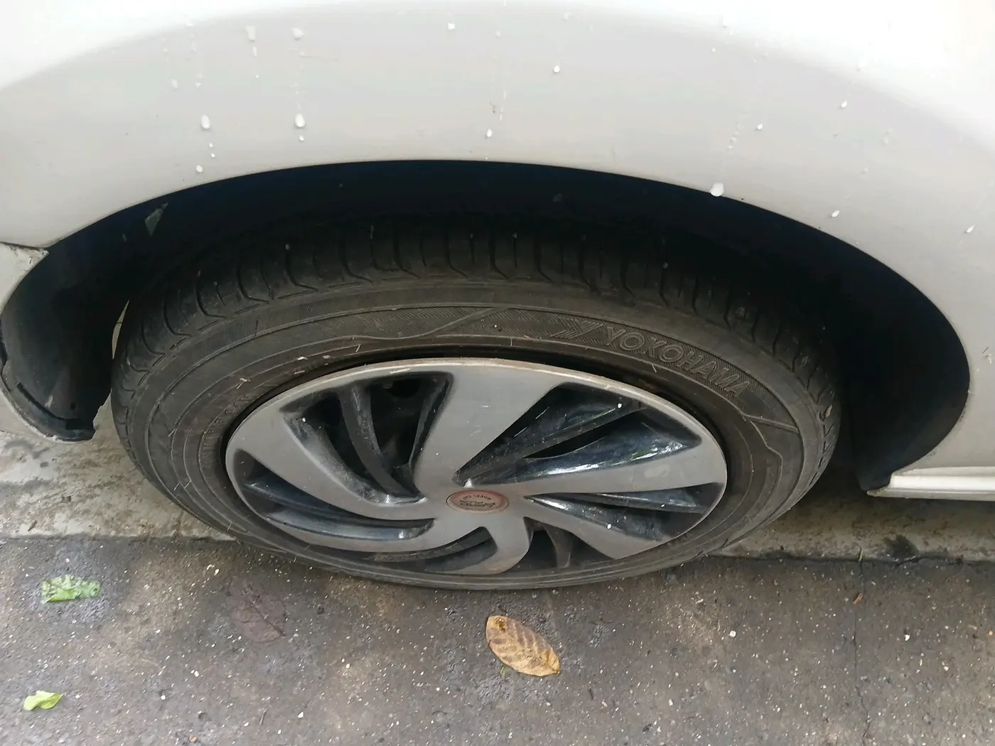 2013 Volkswagen Vento COMFORTLINE 1.6, Petrol, Manual, 1,46,482 km, tyre