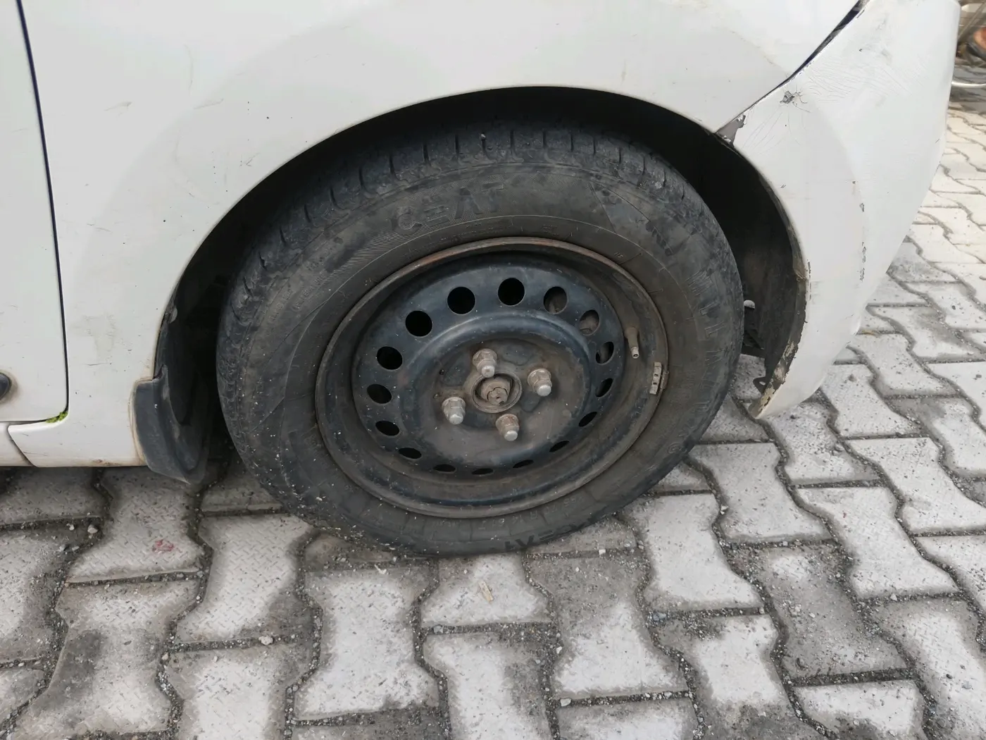 2013 Hyundai Grand i10 MAGNA 1.1 CRDI, Diesel, Manual, 2,30,248 km, tyre