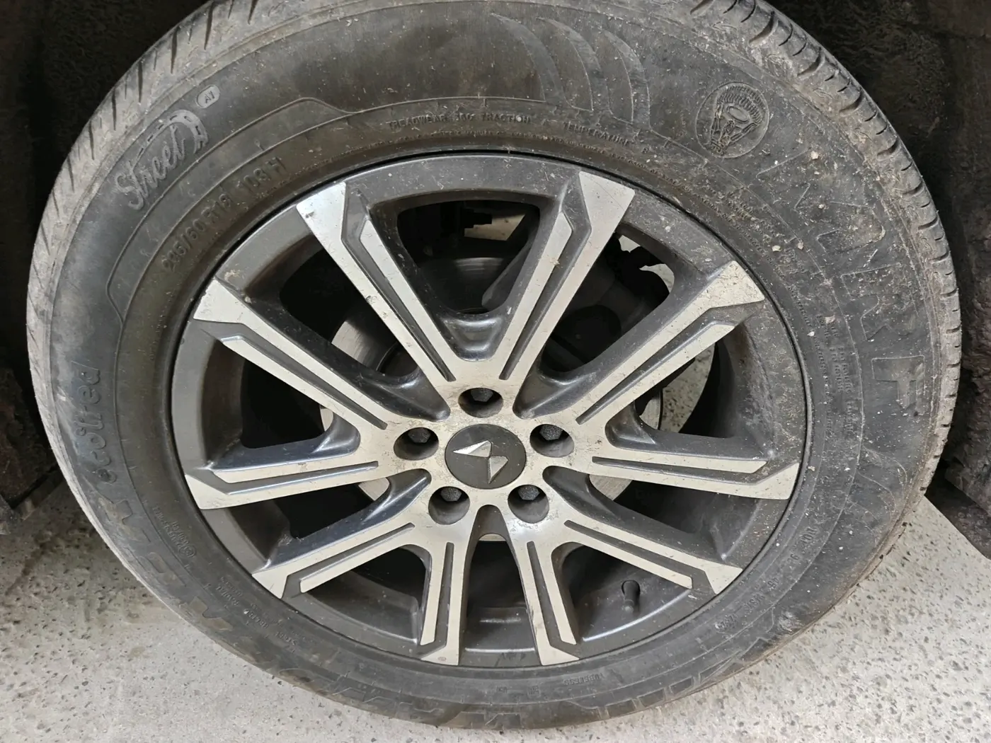 2021 Mahindra XUV700 AX 7 LUXURY P AT 7 STR, Petrol, Automatic, 90,474 km, tyre