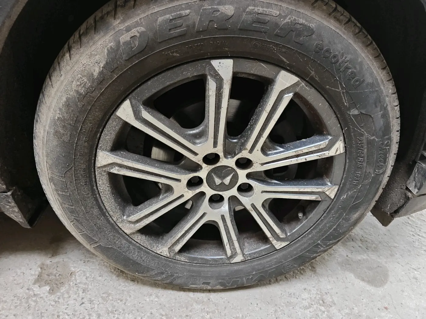 2021 Mahindra XUV700 AX 7 LUXURY P AT 7 STR, Petrol, Automatic, 90,474 km, tyre