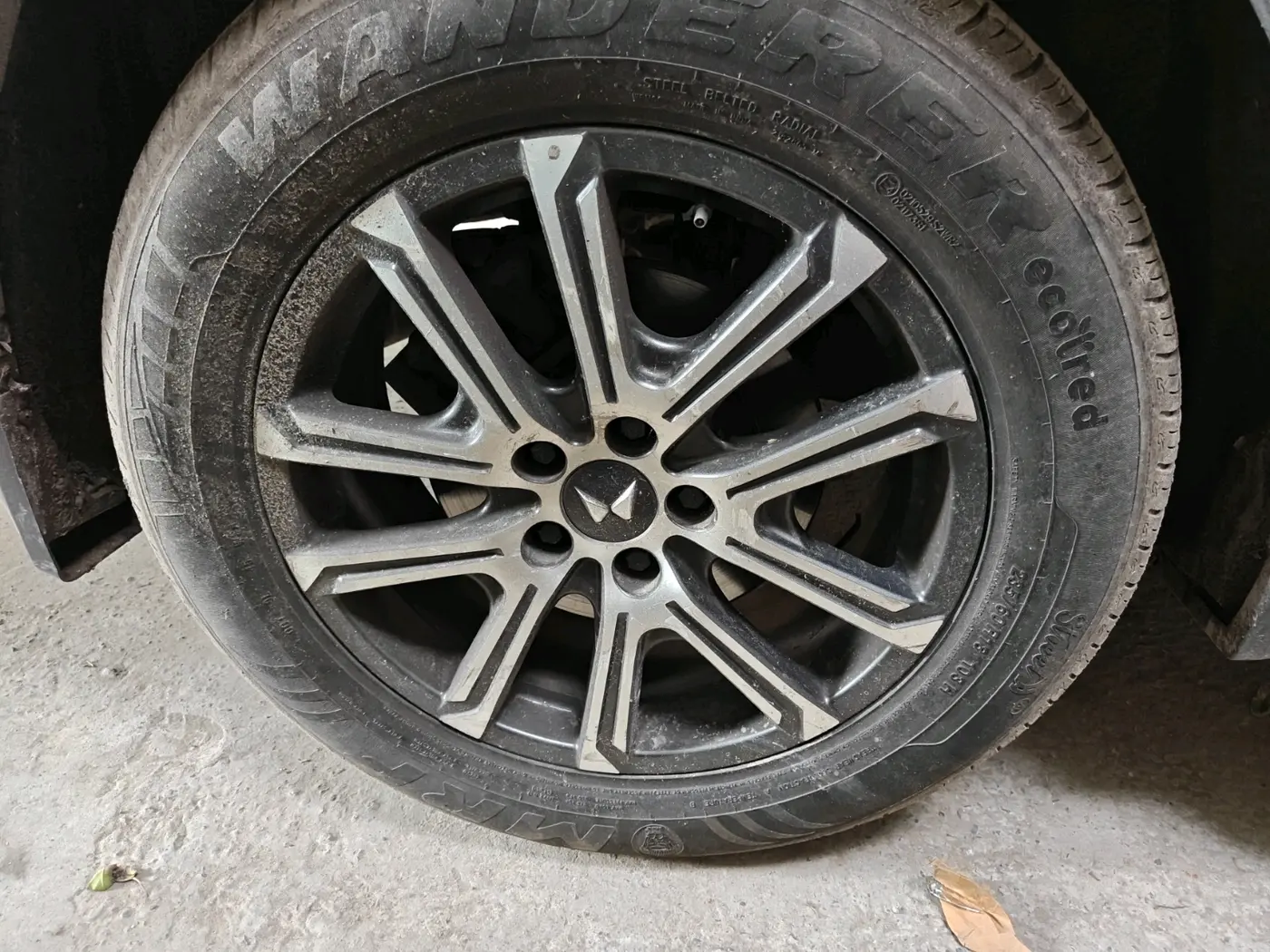 2021 Mahindra XUV700 AX 7 LUXURY P AT 7 STR, Petrol, Automatic, 90,474 km, tyre