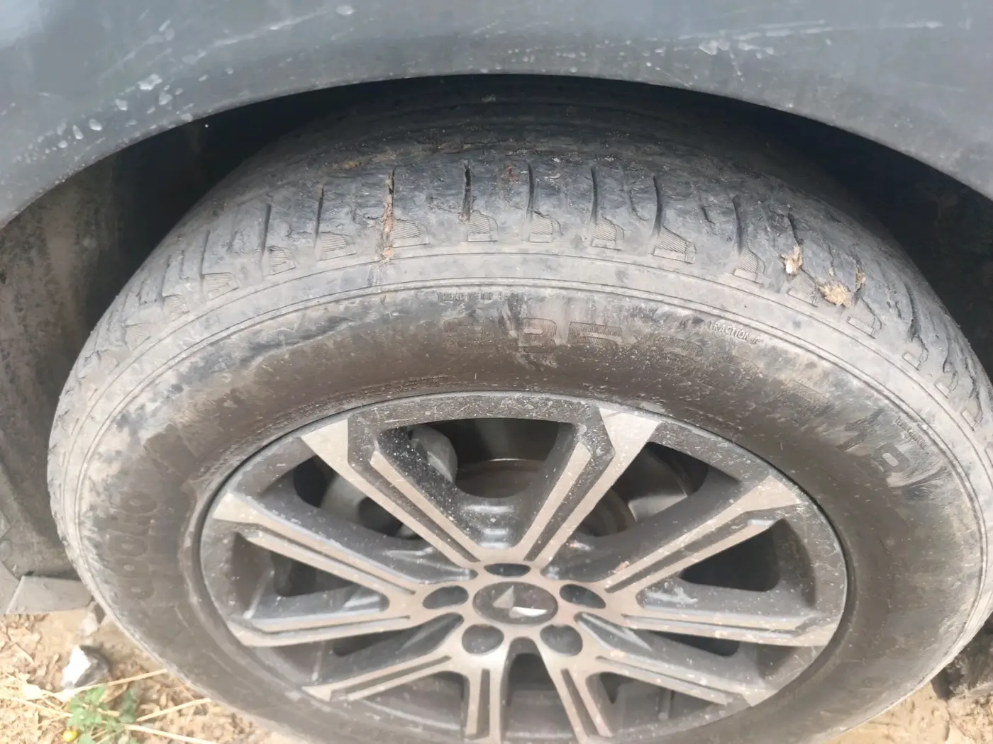 2022 Mahindra XUV700 AX 7 LUXURY D AT 7 STR, Diesel, Automatic, 1,04,513 km, tyre