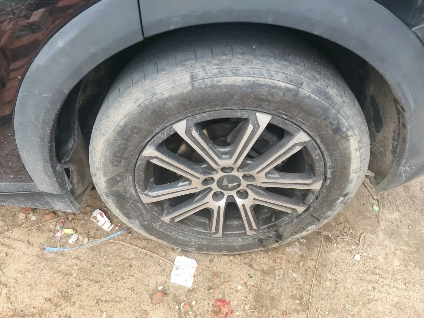 2022 Mahindra XUV700 AX 7 LUXURY D AT 7 STR, Diesel, Automatic, 1,04,513 km, tyre