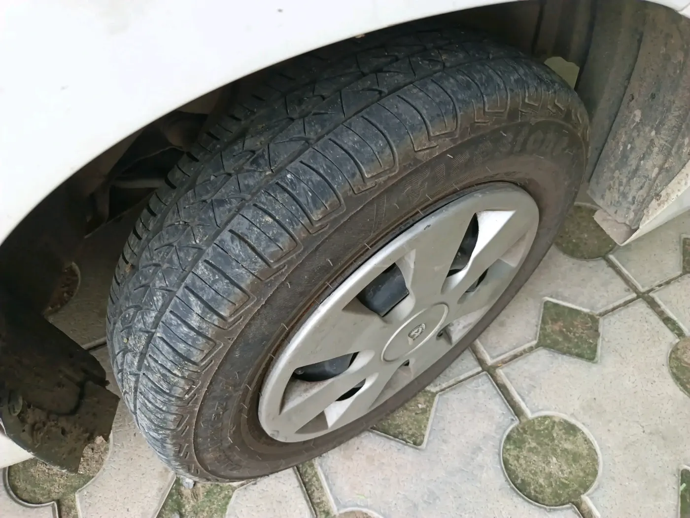 2014 Maruti Wagon R 1.0 LXI CNG, CNG, Manual, 1,60,212 km, tyre