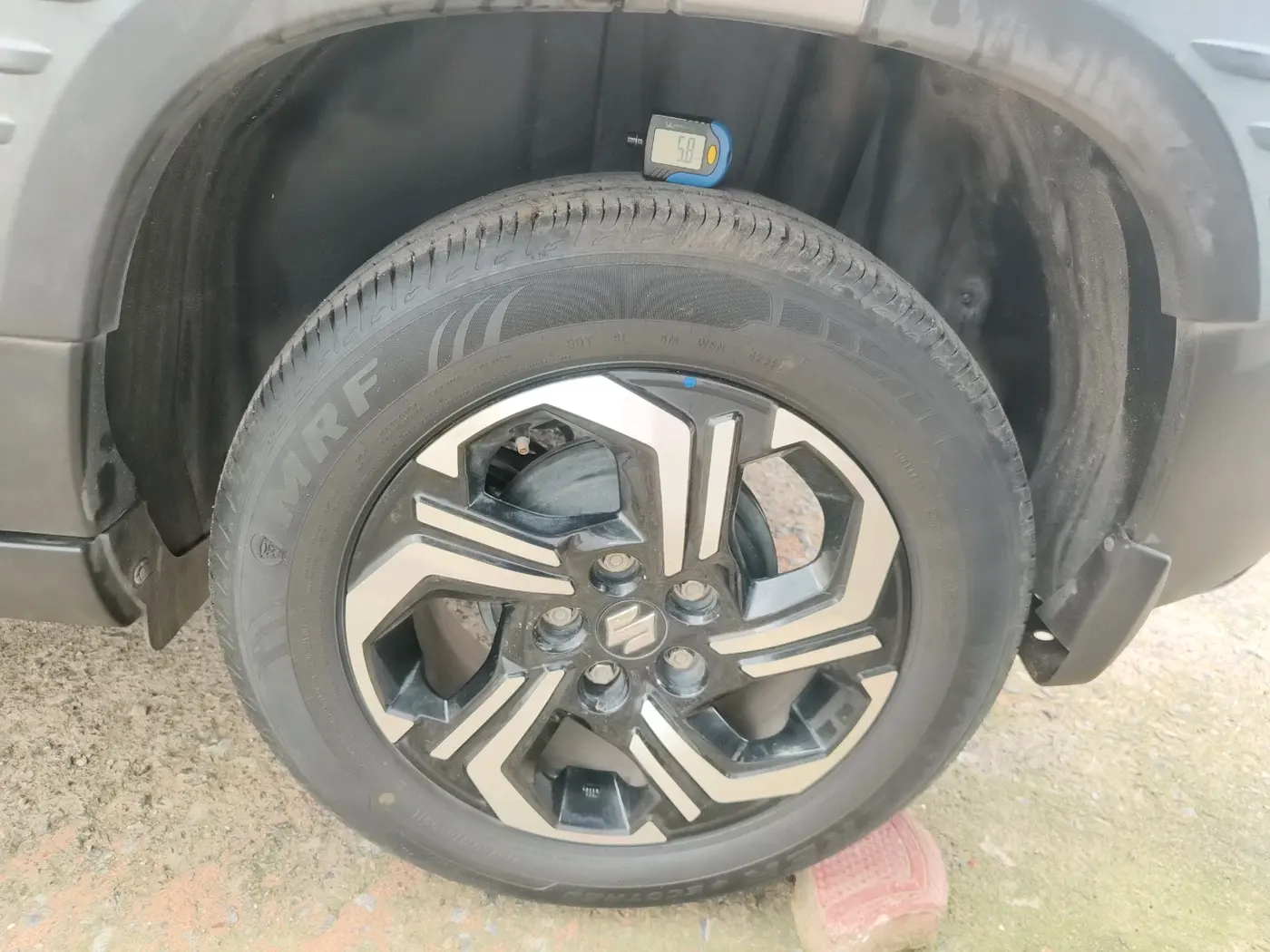 2022 Maruti BREZZA VXI SMART HYBRID, Petrol, Manual, 40,759 km, tyre