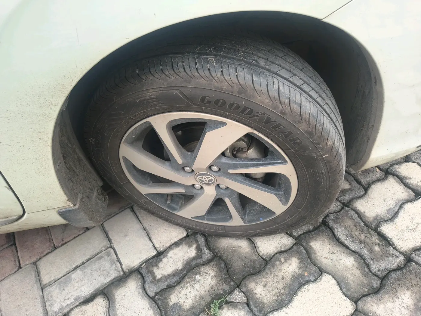 2023 Toyota Glanza G, Petrol, Manual, 1,09,127 km, tyre
