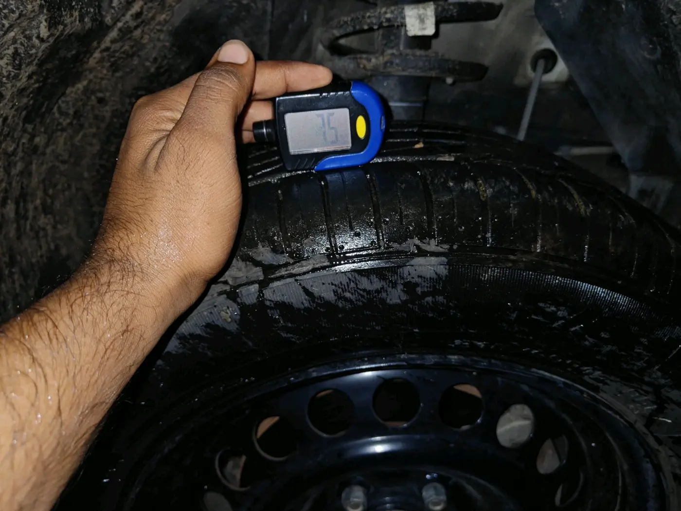 2022 Maruti BREZZA VXI SMART HYBRID, Petrol, Manual, 28,692 km, tyre