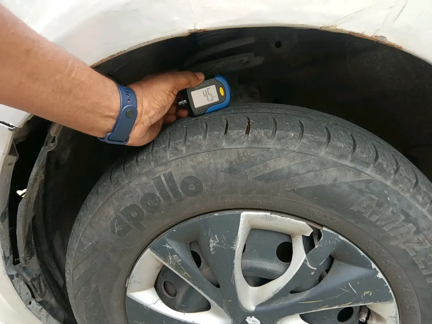 2016 Maruti Swift Dzire VXI, CNG, Manual, 1,01,518 km, tyre