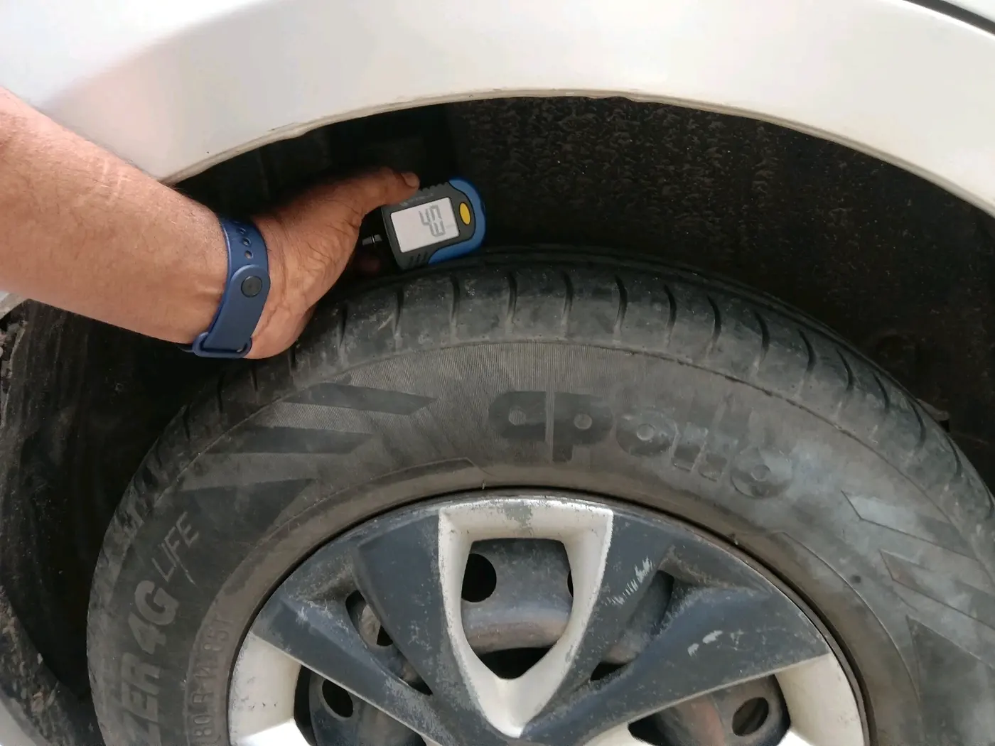 2016 Maruti Swift Dzire VXI, CNG, Manual, 1,01,518 km, tyre