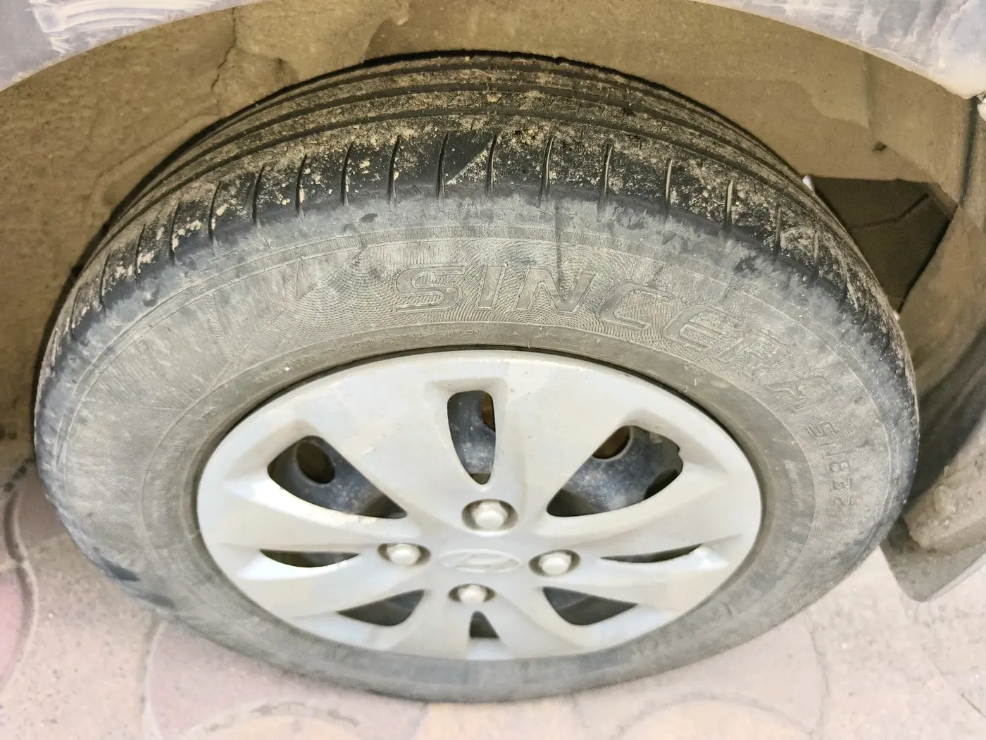 2011 Hyundai i10 MAGNA 1.1, Petrol, Manual, 1,02,583 km, tyre