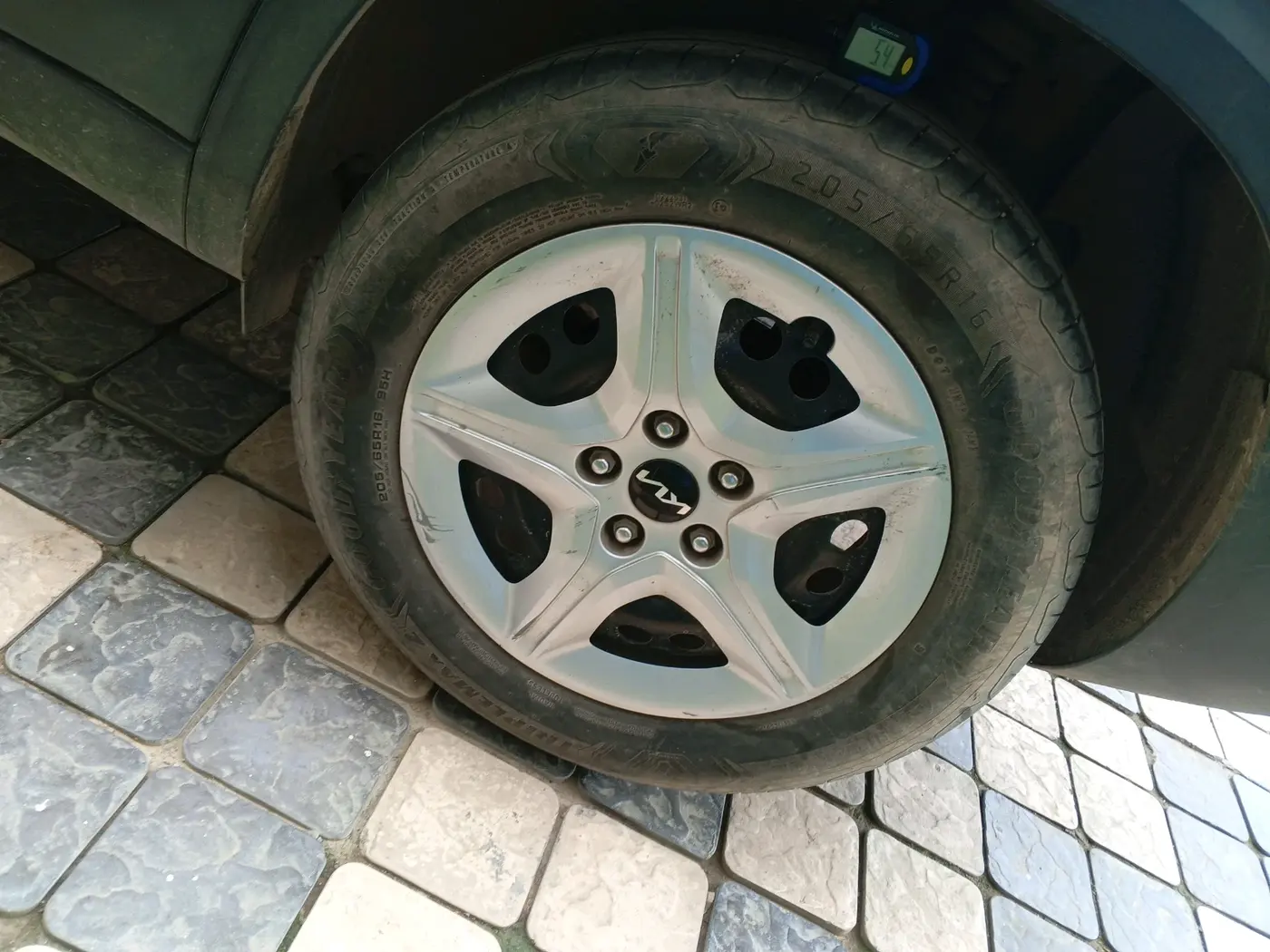 2023 KIA SELTOS  HTE 1.5 PETROL MT, Petrol, Manual, 27,869 km, tyre
