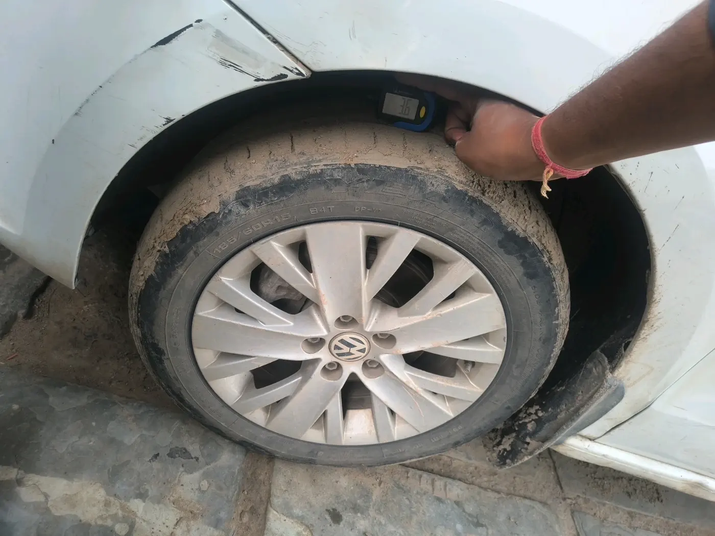 2015 Volkswagen Vento HIGHLINE DIESEL 1.5, Diesel, Manual, 1,66,801 km, tyre